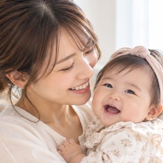お子さまを抱いたお母さま