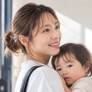 お子さまを抱いてお出かけするお母さま